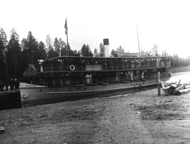 Ferry Yla Keitele full of people